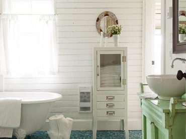 Łazienka jest bardzo przestronna i widna przez dostęp do naturalnego światła. Z białymi deskami na ścianie i białymi...