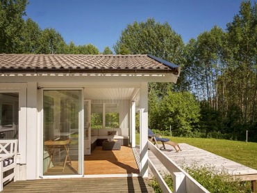 prosty i estetyczny, biały i skandynawski - to interesujący i miły domek w Szwecji