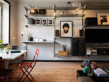 świetny projekt aranżacji mieszkania dla mężczyzny - 100% męskiego dizajnu. Aranżacja monochromatyczna, w czerni,...