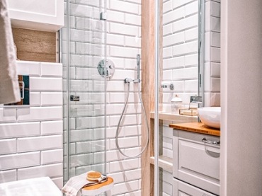 Składane drzwi w kabinie prysznicowej pozwalają zaoszczędzić miejsce. To dobre rozwiązanie do małej łazienki. Biały...