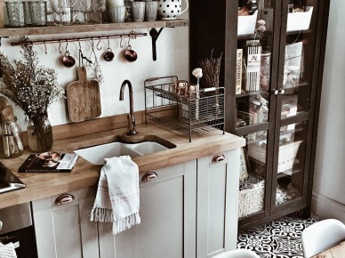 Drewniane półki i blaty w eklektycznej kuchni (53857)