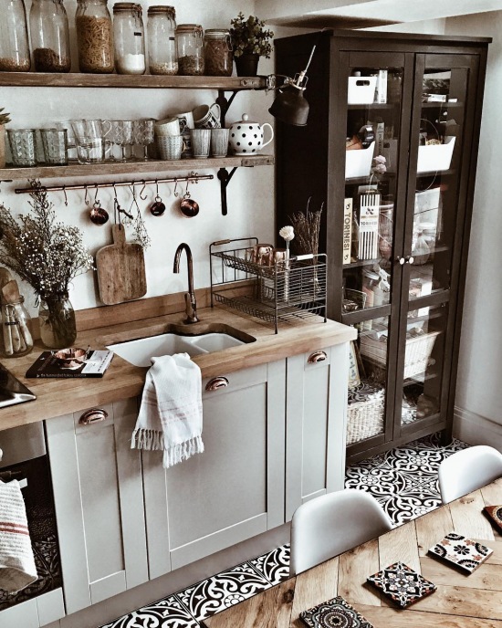 Drewniane półki i blaty w eklektycznej kuchni