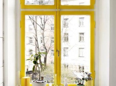 Okno pomalowane na żółto (24539)