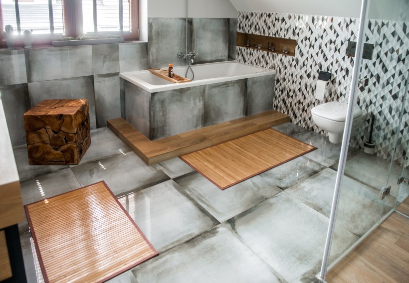 Elegancka szara łazienka z drewnianymi dodatkami na poddaszu
