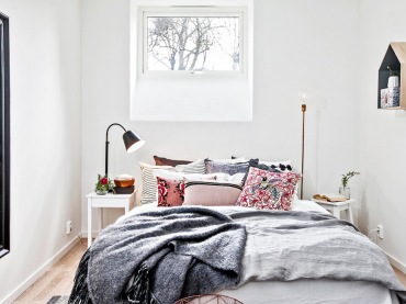 Małe mieszkanie w świetnej skandynawskiej aranżacji - białe tło ścian skontrastowano z  czernią rattanu, drewnem i...