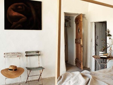 Drewniane drzwi jak wrota w rustykalnej sypialni vintage (20295)