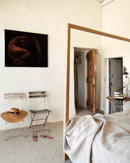 Drewniane drzwi jak wrota w rustykalnej sypialni vintage
