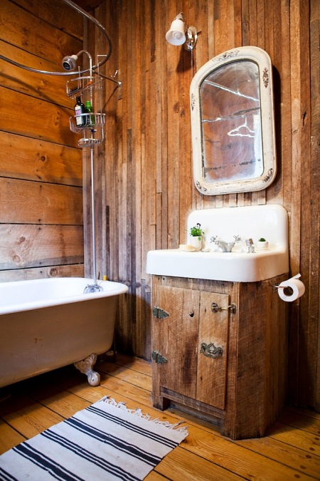 Drewniane meble z okuciami w łazience