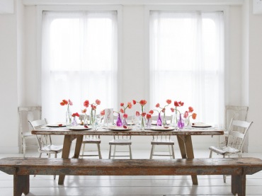 subtelna, delikatna dekoracja kwiatowa na letni stół - róż z pomarańczą