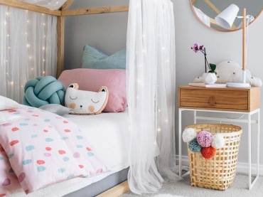 Drewniane łóżko w kształcie domku wprowadza mnóstwo uroku do pokoju dziecięcego. Pastelowa szarość i subtelne dodatki...