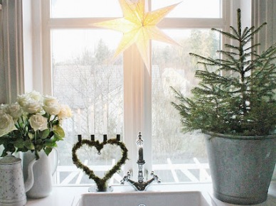 Pomysł na dekorację świąteczną okna w kuchni (19774)