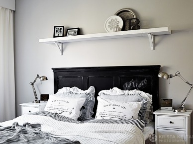 Czarne wezgłowie łóżka w aranżacji skandynawskiej, białej sypialni (22422)