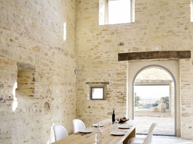 Białe krzesła pantom w aranzacji jadalni ze ścianami z naturalnego kamienia (23390)