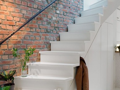 Najpiękniejsze białe schody przy ścianie z czerwonej cegły (48910)