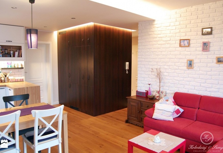 Inspirująca aranżacja polskiego mieszkania w stylu tradycyjnym z białą cegłą w salonie (42837)