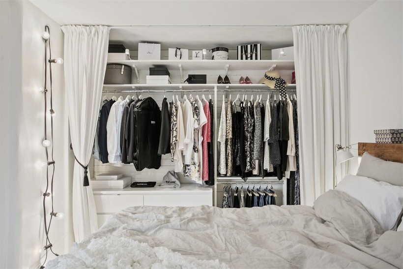 Biała funkcjonalna garderoba w szarej sypialni