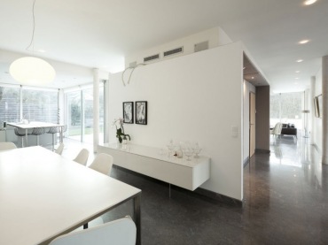 nowoczesny dom we Francji z panoramicznymi ścianami ze szkła - aranżacja wnętrza w nowoczesnym stylu z dizajnerskimi...