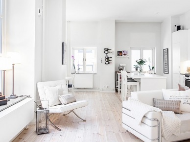 Biała sofa z fotelem w nowoczesnym i otwartym salonie skandynawskim (21842)
