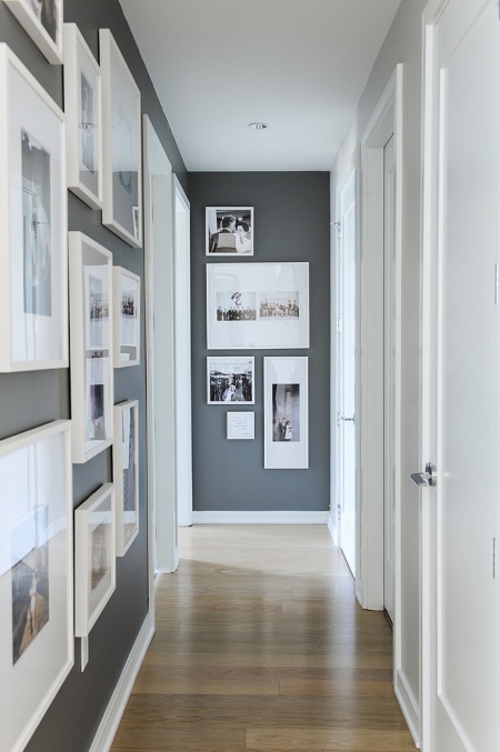 Jak wieszać obrazy i fotografie w białych ramkach na szarej ścianie w korytarzu ?