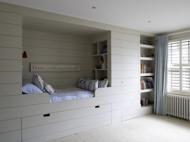 biała stylizacja pokoju dla ucznia - dobry pomysł na małe i  duże metraże. Warto zwrócić uwagę na ciekawy pomysł łóżka...