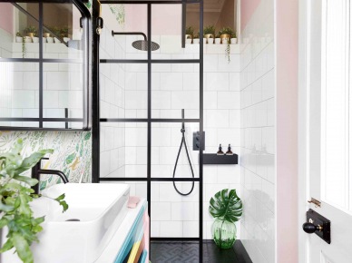 Kolorowa aranżacja łazienki z różową ścianą i czarnym prysznicem (56144)