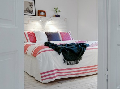 Dekoracja białego łóżka z dodatkami w rózowym i granatowym kolorze (22030)