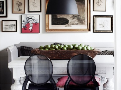 Czarna lampa pendant,galeria fotografii i grafik w różnych stylach na białej ścianie nad drewnianą ławką (26532)