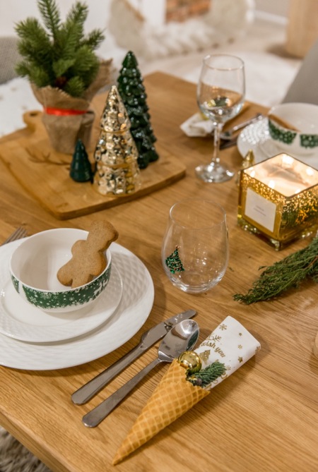 Zielone elementy w dekoracji stołu - PEPCO
