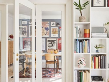 W małym salonie można sprytnie wydzielić przestrzeń do przechowywania książek i wyeksponowania dekoracji. Regał obok...