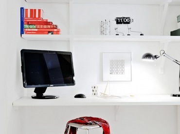 Proste półki i mamy kącik biurowy w sypialni:)Fajny pomysł na wydzielenie przestrzeni w sypialni, która pozwoli na...