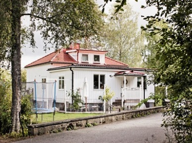 Biały domek z ogrodem Johanny na przedmieściach skandynawskiego miasta (22241)