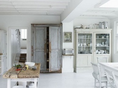 Biała konsola kuchenna z drewnianym blatem,szare drzwi w stylu schabby i biały tradycyjny kredens w kuchni (27041)