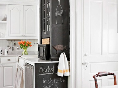 Czarna farba tablicowa na szafkach kuchennych w białej kuchni ze stylowymi krzesłami (27048)