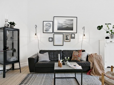 Metalowa witryna na nóżkach i czarna skórzana sofa z Ikei,skandynawski dywan z marokanskim wzorem , kwadratowy metalowy stolik,biała komoda w tradycyjnym skandynawskim stylu (25918)