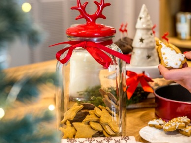 Aranżacja świąteczna na stole z domowymi pierniczkami (56816)