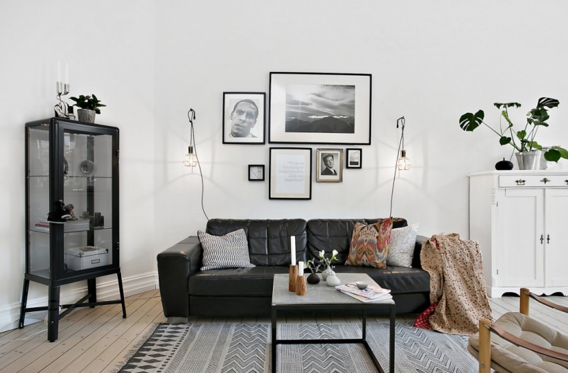 Metalowa witryna na nóżkach i czarna skórzana sofa z Ikei,skandynawski dywan z marokanskim wzorem , kwadratowy metalowy stolik,biała komoda w tradycyjnym skandynawskim stylu