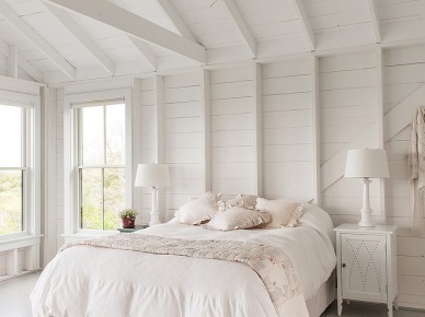 Biała aranżacja sypialni w letnim domku (25111)
