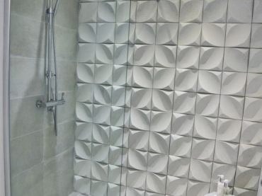 Ściana z betonu w łazience (41827)