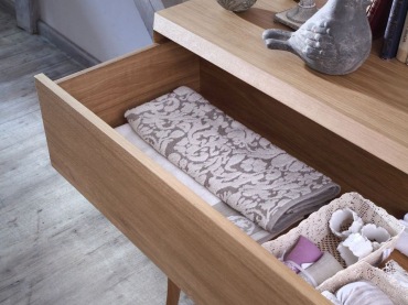 Komoda pozwala na przechowywanie podręcznych elementów garderoby, mebel jest całkiem pojemny. Jego drewniana forma w...