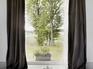 Biała łazienka  z dużym oknem z szarymi zasłonami (21445)