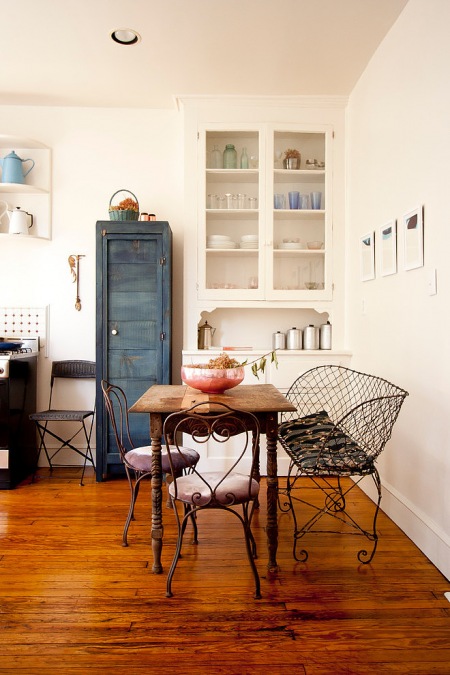 Francuskie metalowe krzesła z ławką , niebieska etażerka i stylowy stół w kuchni