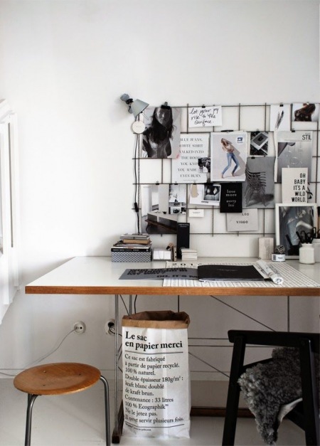 Papierowy worek torba z nadrukiem w aranzacji domowego biura w stylu skandynawskim
