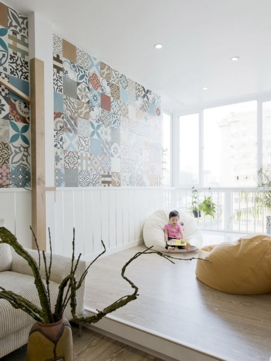 Siedziska worki w salonie ze ścianą z marokańskimi kolorowymi płytkami