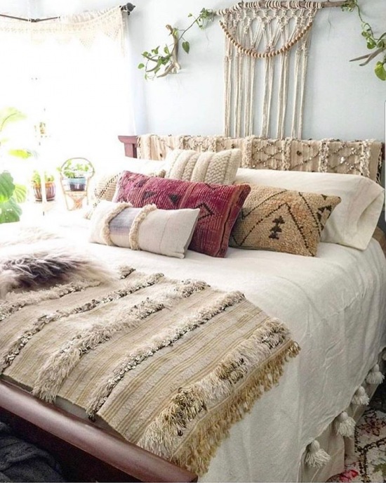 Pastelowa aranżacja sypialni z oryginalnymi dekoracjami