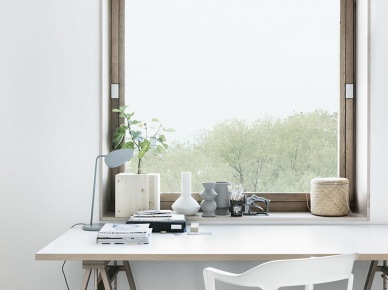 Minimalistyczna aranżacja biurka przy oknie (20766)