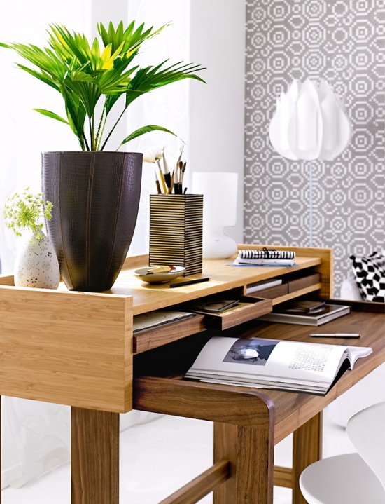 Jakie doniczki pasują do nowoczesnego wnętrza z drewnianym biurkiem ?