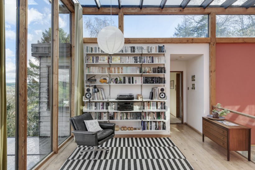Domowa biblioteka w domu ze szklanym dachem