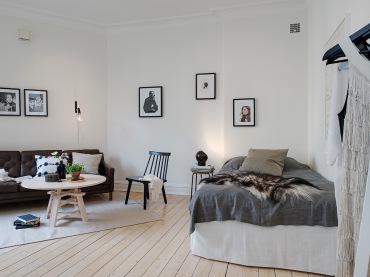 Łóżko w salonie w aranżacji małego jednopokojowego mieszkania (22614)