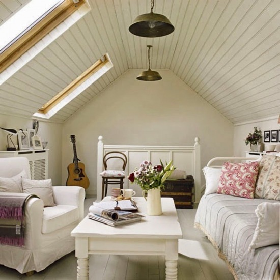 Biała sypialnia w rustykalnym stylu pod skośnymi ścianami na poddaszu