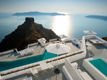 niesamowity, biały hotel na klifie, który zaskakuje nie tylko oryginalnymi widokami na morze i góry, ale wspaniale...